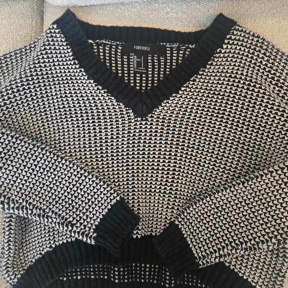 Cropped  black and white forever 21 sweater - Picture 1 of 4